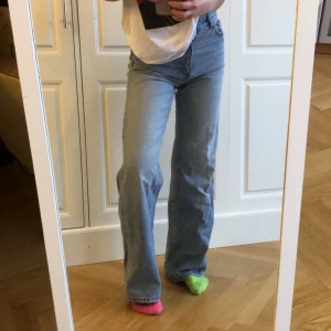 Monki straight Wide Jeans Ljusblåa - Säljer dess monki Wide Jeans, köpta för 400kr. Blivit ljusare med tiden, vilket jag tycker är jättesnyggt. Storlek 26W, passar mig som är en 36a! Raka i modellen 