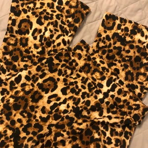 Leopard byxor - Storlek M, men passar S - använda Max 2 gånger - super fint skick - mötes i Majorna eller fraktar men då står köparen för frakten. Tar swish, kort och kontant. Vid andra frågor är det bara att köra av sig❣️❣️