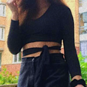 Top med knytning  - En jätte fin top med knytning använts fåtal gånger för den är lite för liten för mig men så snygg❤️❤️✨köpte för 150 tror jag från Boohoo💞 tror det är S i storlek men passar M oxå💕💕💞