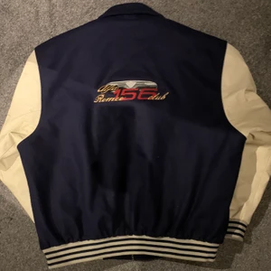 Vintage alfa Romeo varisity jacket - Fin alfa Romeo jacka med läder armar och skit snyggt tryck där bak, ingen size tag men passa storlek L