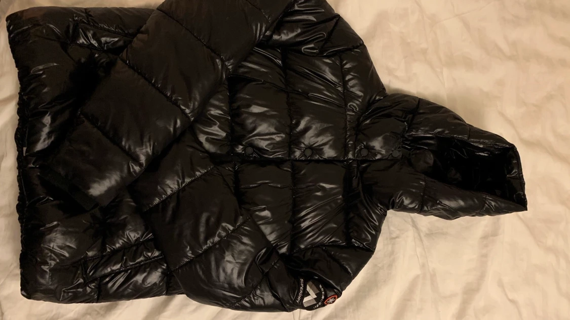 Snygg svart glansig dunjacka från Superdry
