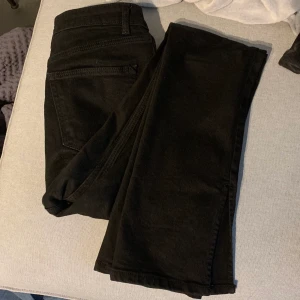 Jeans med slits - Säljer dessa jeans med slits från Zara då de kommer till användning för sällan! Frakt ingår!!!