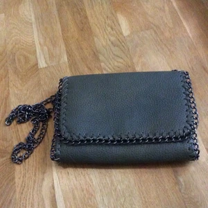 Mörkgrön väska med kedja - Mörkgrön väska som är köpt för något år sedan men aldrig använd! Kan fraktas