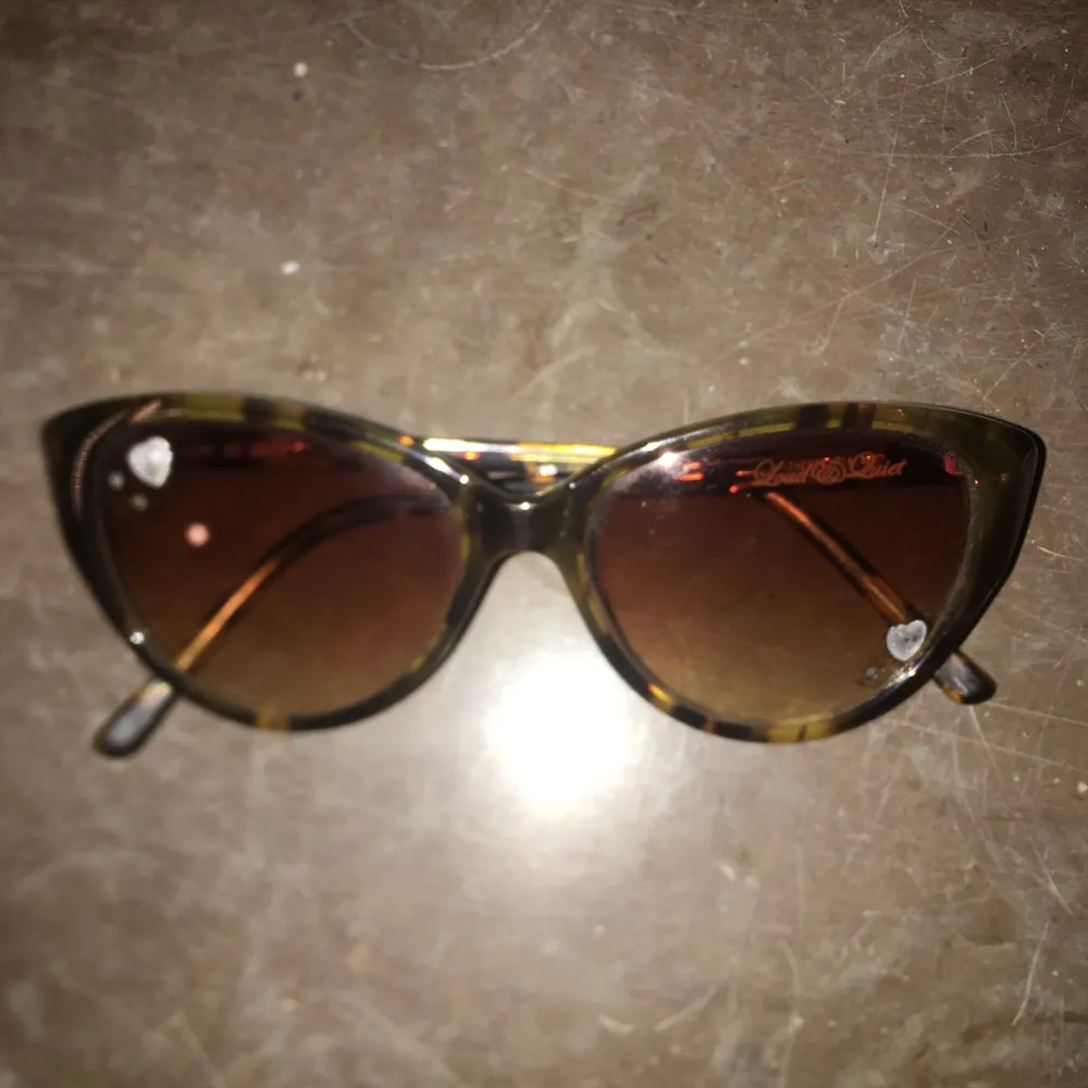 Superfina bruna solglasögon med rhinestones på kanterna🤎💖🤎. Accessoarer.