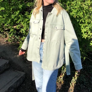 Mintgrön jeansjacka från Zara!!  - Jättefin mintgrön jeansjacka från Zara med skärp i strl M! Men funkar även för dig som är xs/s med! Endast använd ett fåtal gånger! 💚 