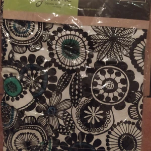 Gardinkappa i förpackning - Oanvänd. Jätte härligt flummigt mönster.