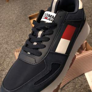 Tommy Jeans sneakers! Fick de som present. Storlek 44. Condition DSWT dvs 10/10. Original kartong finns! Bud 800 kr, BIN 950kr.