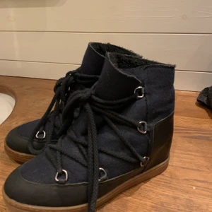 Isabel marant vinterskor - Säljer nu dessa godingar, dom är extremt sköna och i bra skick. Däremot finns det två mindre ”hål” vid sulans topp men jag har använt ändå och det har fungerat lika bra, utöver detta är skorna i topp skick:) På grund av de mindre hålen säljer jag skorna för mindre än tänkt. Kvittot har i och med flytt tappats bort men om det önskas kan äkthetsbevis skaffas! Kan mötas i Göteborg eller frakta om det önskas🤗