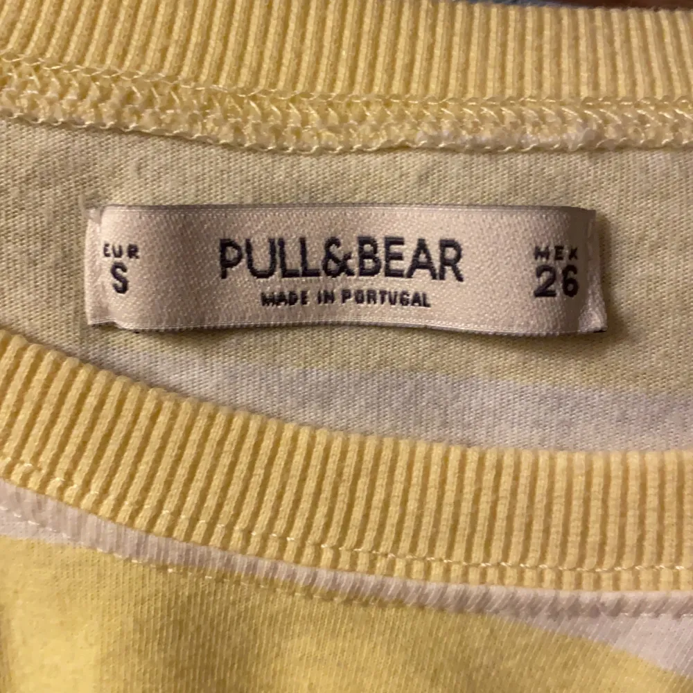 Säljer denna superfina tröja från pull&bear i storlek S. Sparsamt använd. Skicka till mig om fler bilder önskas ✨✨. Tröjor & Koftor.