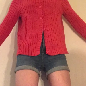 Knall rosa kofta - En väldigt fin knall Rosa kofta för 67kr du står för frakten<3