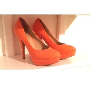  - Riktigt snygga klackar som endast använts en gång - på studenten! 