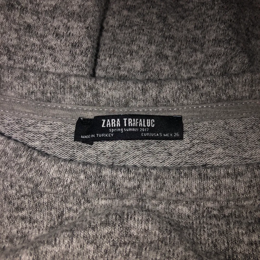 Grå långärmad tröja från Zara med volangärmar, jättemysigt mjukt material! Strl S. Tröjor & Koftor.