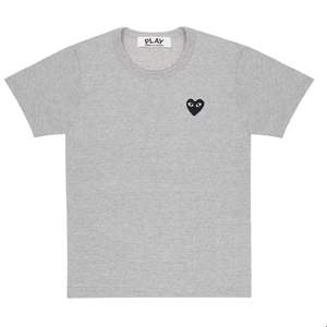 En grå Comme des Garcons T-shirt med svart hjärta. Den är i Herrstorlek men jag uppskattar att den ger en mer baggy känsla! Liten för att vara storlek L.  Original pris 1200kr.  