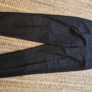 Högmidjade grå Monkibyxor - Grå/melerade Byxor från Monki i fint skick! Hög midja och långa ben. Kan kläs upp eller ner beroende på vad man har till. Möts upp i Stockholm eller skickar mot fraktkostnad ✨ storlek S/36.