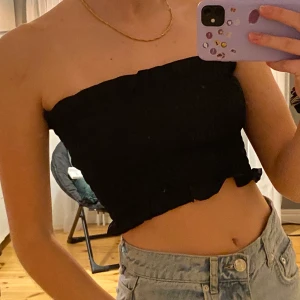 Svart topp - Söt topp med volangliknande kanter. Säljer då den tyvärr inte kommer till användning, endast använd någon enstaka gång. Skriv vid frågor✨