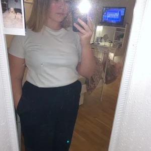 Vit T-Shirt storlek S - Vit T-Shirt bra kvalet och skön✨