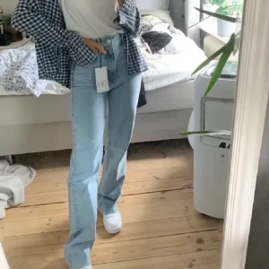 Jeans från ZARA - Jeans från zara, budgivning!! Buda i kommentarerna❤️avslutas på fredag!! Höj med minst 10kr