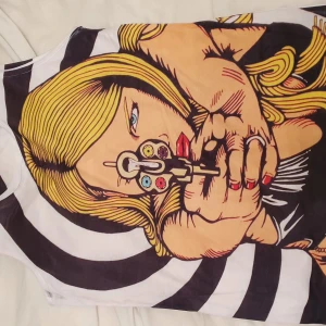 Toppar ny och använt - Vit med gul färg helt ny storlek s m passar 30 kr köpt utomland.gön använd en gång storlek L 10 kr och ljus blå topp från London använd 2 gånger storlek EU 42 priset är 20 kr.överlämnas i Stockholm med överenskomelse mellan oss  om plats.  Betalning swish eller kontanter.