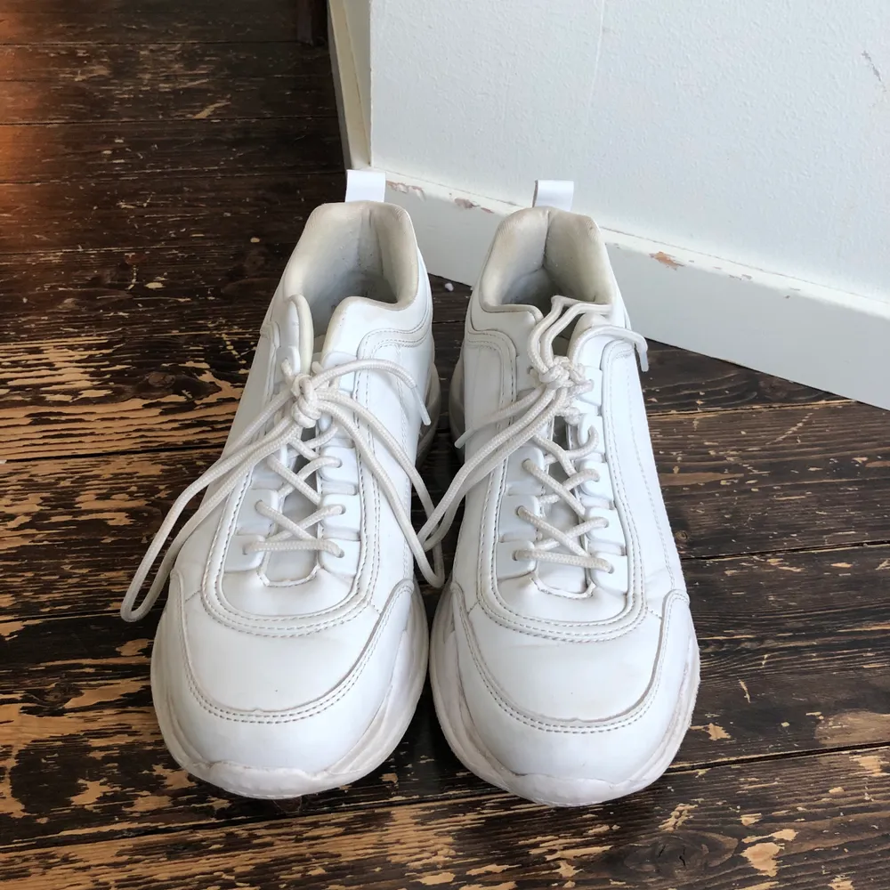 Vita sneakers i stl 39, de är i fint skick, lite smutsiga på innerfodret som ni ser på sista bilden! Köparen står för frakten<3. Skor.