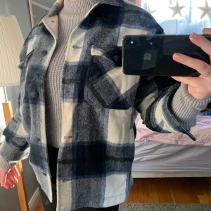 Rutig skjortjacka - Köpt förra året på Zara. Storlek S