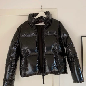 Glansig pufferjacka - Lackjacka, ser helt oanvänd ut. Inköpt för 2000 kr