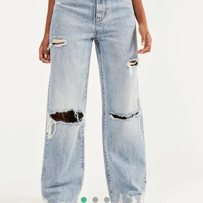 Dessa jeans är i super fint bortsett från att gylfen är   sliten vilket syns när den är öppen men när den är stängd ser den normal ut(se bild tre) jeansen går över hälen på mig som är 166☺️ skickar med en spårbar frakt så att du ser vart paketet befinner sig! är inte helt säker på att jag vill sälja men får jag ett bra bud så självklart!😁(priser som är inskrivet är högsta budet just nu)❌köp direkt för 300!❌❌reserverade❌. Jeans & Byxor.