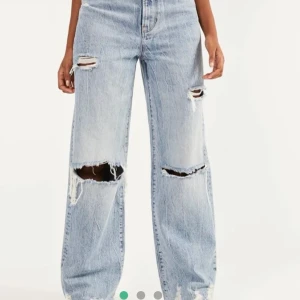 Jeans - Dessa jeans är i super fint bortsett från att gylfen är   sliten vilket syns när den är öppen men när den är stängd ser den normal ut(se bild tre) jeansen går över hälen på mig som är 166☺️ skickar med en spårbar frakt så att du ser vart paketet befinner sig! är inte helt säker på att jag vill sälja men får jag ett bra bud så självklart!😁(priser som är inskrivet är högsta budet just nu)❌köp direkt för 300!❌❌reserverade❌