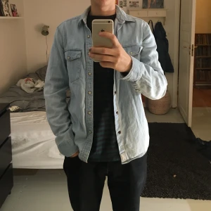 Jeans skjorta - Säljer denna jeansskjorta från Brothers- märket East West. Storlek S, superbra skick knappt använd☺️