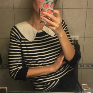 Randig tröja - Marinblå och vit tröja. Använd fåtal ggr 🐟 (ps det står storlek 40 men passar mig som har 34/36