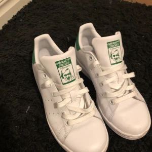 Adidas stan Smith  - Köpta i usa därav att det stor storleken i usa men jag när 38 och dem passar mig, endas använda en gång