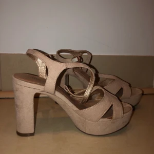 Attitude  - Höga klackar med spänne runt ankeln, ovanligt bekväma för höga klackar att ja på sig. Beage/rosa färg och lite Kashmir tyg💕