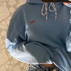 Levis hoodie - Många har gillat detta inlägg om min fina levis hoodie som dessutom är oanvänd,så undrar om någon vill köpa den då jag kan frakta på direkten. Buda i komentarerna💕