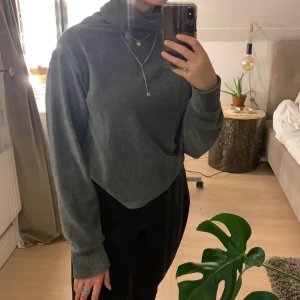 Polo tröja  - En fin ribbad tröja med polokrage i ett jättemjukt material. Tröja. Är från Bikbok och är i storleken medium, tröjan är använd få gånger. Frakten står köparen för😄