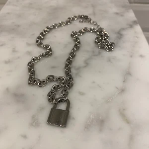 BRANDY MELVILLE HALSBAND - Jättefint halsband från Brandy Melville. Köparen står för frakt (ca 20 kr). 