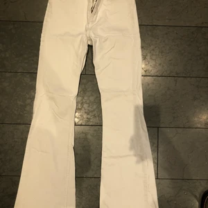 Bootcut/flare - Vita Från mango, trasig vid en skärphälla. Helt rena. Innerbenslängden 80cm, midjemått 68 cm