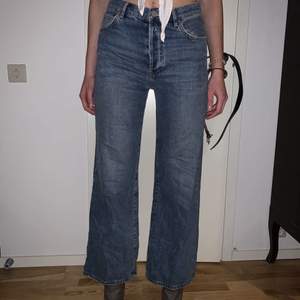 Ett par knappt använda vida jeans! På bilden ser ni mig som är 182 cm lång, därför kan jeansen se väldigt korta ut, men det är dem inte! Högmidjade.
