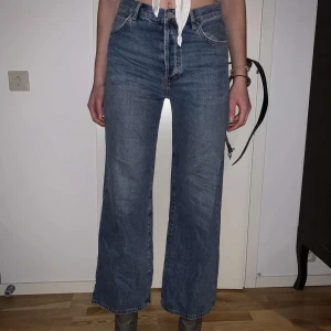 Jeans - Ett par knappt använda vida jeans! På bilden ser ni mig som är 182 cm lång, därför kan jeansen se väldigt korta ut, men det är dem inte! Högmidjade.