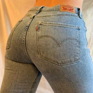 Super snygga High Rise Skinny Levi’s jeans köpta i USA! Säjer pga för små, därav knappt använda! 
