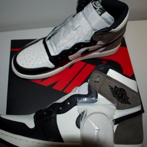 Jordan 1 Mocha - Ds/aldrig använda.  Og all. Kostar i denna storlek 3400 på stockx. Pris kan diskuteras! 