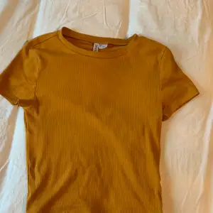 En orange t shirt/ topp (lite kortare än en t shirt) från HM🙌