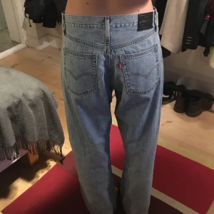 Levis baggy 90s jeans - Snygga och sköna baggy Levis jeans. Sparsamt använda och bra skick. Strl 29 i midjan men skulle säga att det passar alla från 26-30 beroende på hur man vill att dom ska sitta. Min syster som bär dom på bilden har vanligtvis 26/27 i midja. ☺️ pris inkl frakt. 
