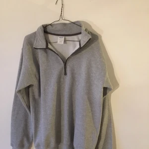 Collegetröja  - Helt ny och oanvänd ljusgrå college tröja med zipper. Strl S men passar också M.