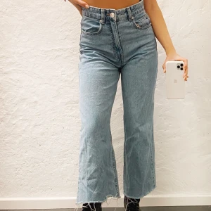 Ankle jeans  - Här snackar vi ankle jeans. De är väldigt vida i benen och inköpta på zara i storlek 32.