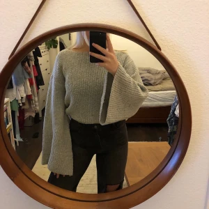 Na-kd grå stickad tröja med vida ärmar - Grå stickad tröja med vida ärmar. Mjukt och skönt material, värmande och mysig. Använd enstaka gånger. Från NA-KD, storlek S. Perfekt till höst och vintermys!🍂🍁❄️ (Köpare står för frakt)