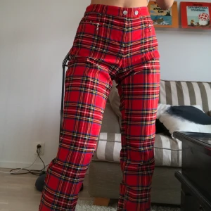 Rutiga Byxor - 🌍JAG STÅR FÖR FRAKT🌏 Skit coola rutiga byxor köpt i våras men som kommit till användning 1-2 gånger eftersom det inte är min stil. Står storlek 42 i den men insydd av skräddare att passa 34 i midjan, de är inte insydda i benen vilket ger en straight leg/baggy look.  