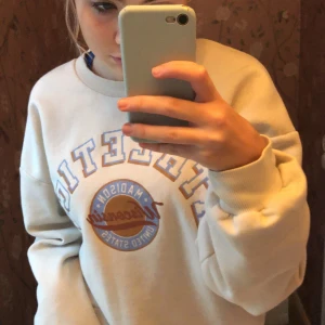 Snyggaste sweatshirten - Skit snygg sweatshirt från Gina Tricot! Köpt för 399, buda från 200 eller köp direkt 300! Sparsamt använd men i väldigt bra skick😁 frakt ingår ej! Högsta bud: 210