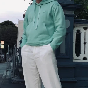 Acne studios face hoodie  - Säljer denna godbit då den inte används längre! Strl Medium men sitter mer som en small. Använd men i bra skick! Passar exakt för mig som är 181. Kommer sitta snyggare om du är kortare. Priset börjar på 600kr så kör vi budgivning i kommentarerna tills på onsdag 9/12 kl 20.00. Minsta höjning 20kr. Stay safe <3 BUD LIGGER PÅ 670kr.