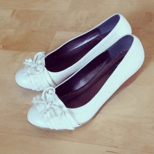  - Fina skor med liten klack från Ellos. Använda en gång. Mycket bra skick!