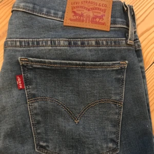 Levis jeans superskinny - Jättefina oanvända jeans i modellen ”710 Superskinny” från Levis. Längd 34. Skriv privat för fler bilder eller frågor💕