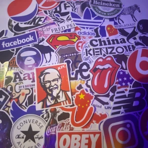 Klistermärken - Klistermärken 3st slumpmässiga för 20kr +frakt 11kr✨✨ OBS DESSA FINNS KVAR: Starbucks, levis, kenzo, twitter, fred perry, pepsi, Coca-Cola, Instagram, i❤️china, rolling Stones , McDonalds, vans, pizzahut, nba, bape, luftballong, Amerikas flagga, facebook, beats, footmark, superman, 666 1/2, Wi-Fi, mastermind japan logga, under armour, Batman, puma, rimowa, onitsuka tiger, remix clothing Taipei, Lee, adidas